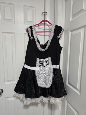 Music Legs Black and White Lace-Trim Maid Costume